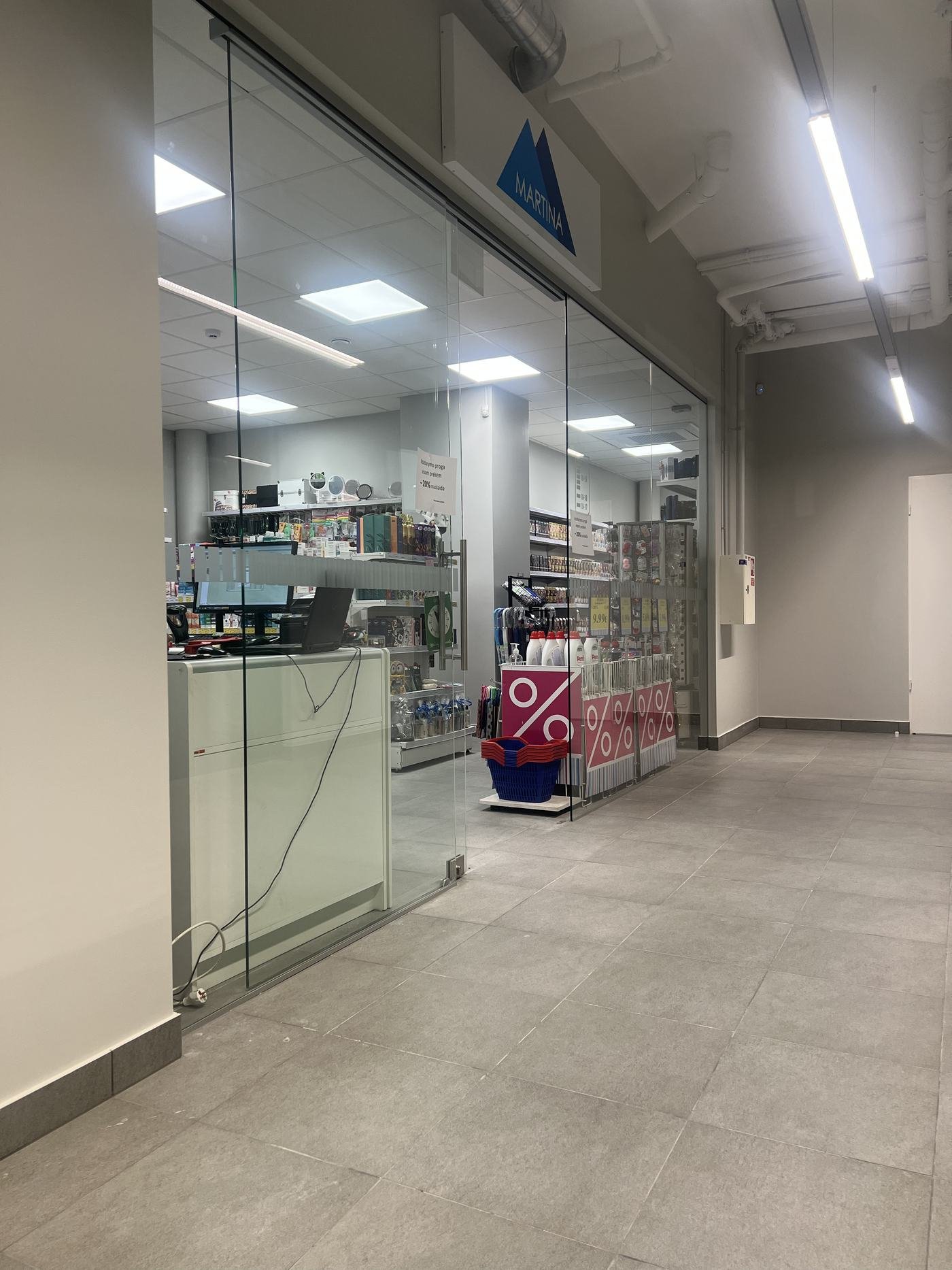 Stumdomos stiklo durys parduotuvės įėjime