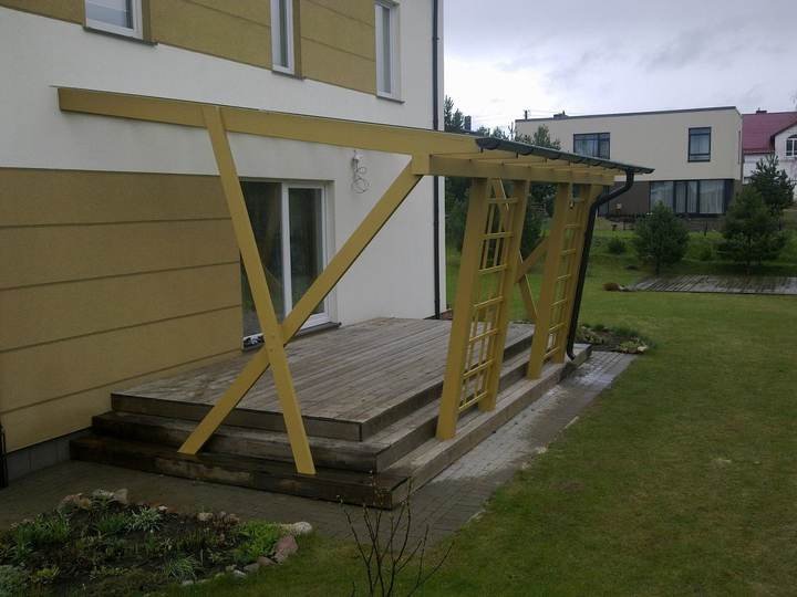 Stiklinis terasos stogas įėjimo zonoje